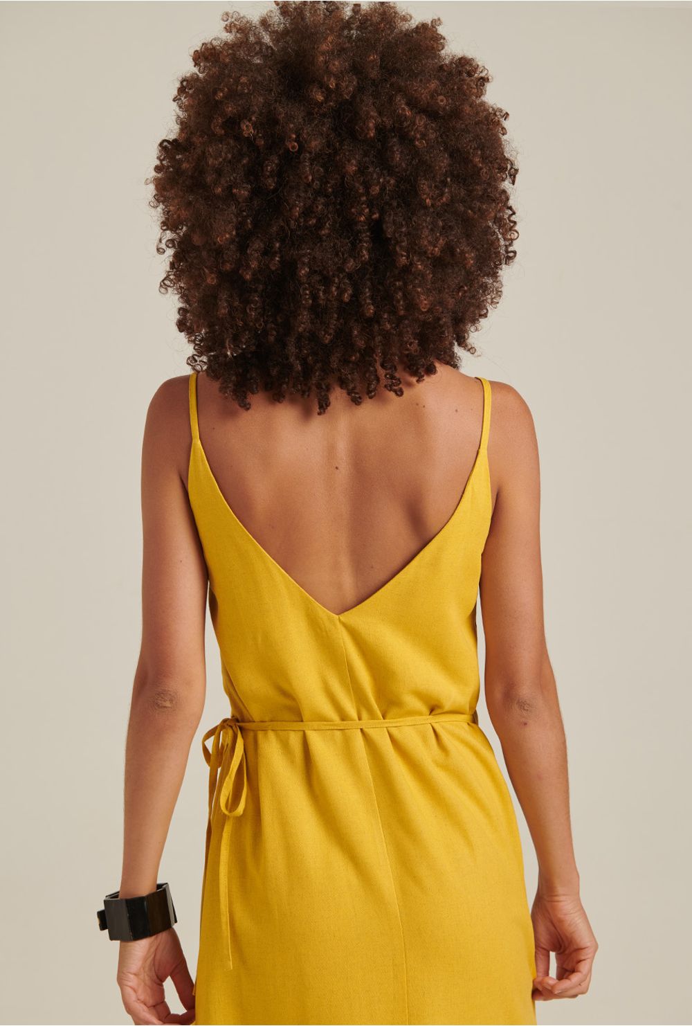 vestido de linho midi amarelo