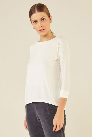 Blusa-Limoges-em-tecido-premium-com-meia-manga-e-modelagem-alongada-off-white-detalhe