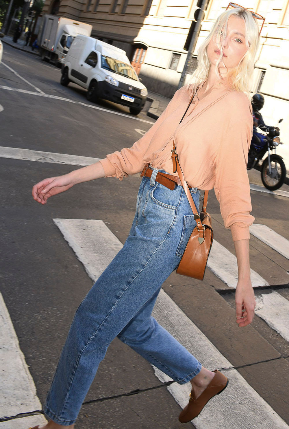 Como Usar - Slouchy Jeans  Calça jeans para gestantes, Calça jeans clara,  Roupas da moda